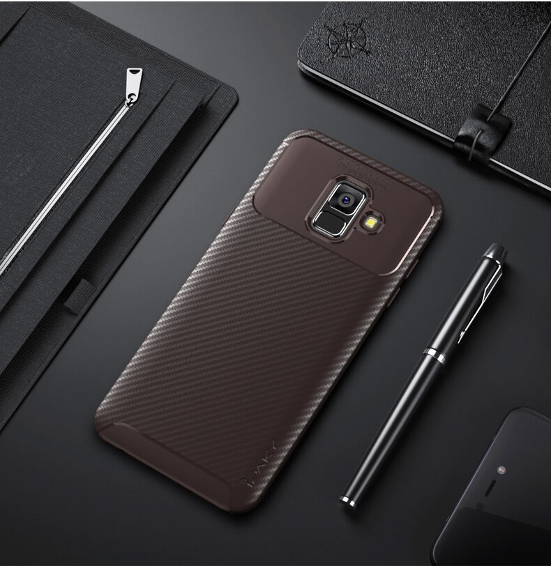 Ipaky műanyag tok karbon textúrával Samsung Galaxy A6 (2018) - barna