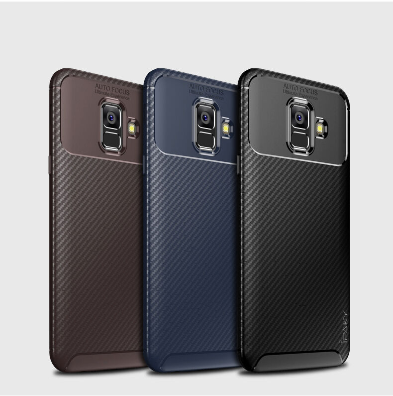 Ipaky műanyag tok karbon textúrával Samsung Galaxy A6 (2018) - barna