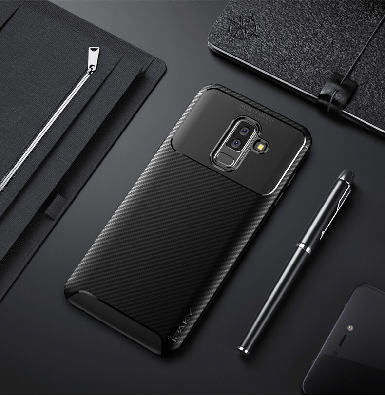 Ipaky műanyag tok karbon textúrával Samsung Galaxy A6 Plus (2018) - barna