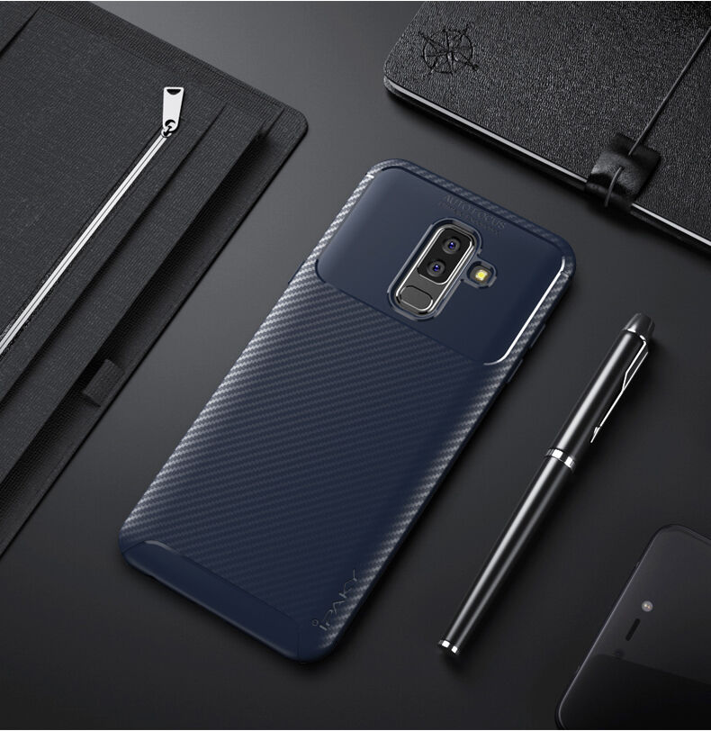 Ipaky műanyag tok karbon textúrával Samsung Galaxy A6 Plus (2018) - barna