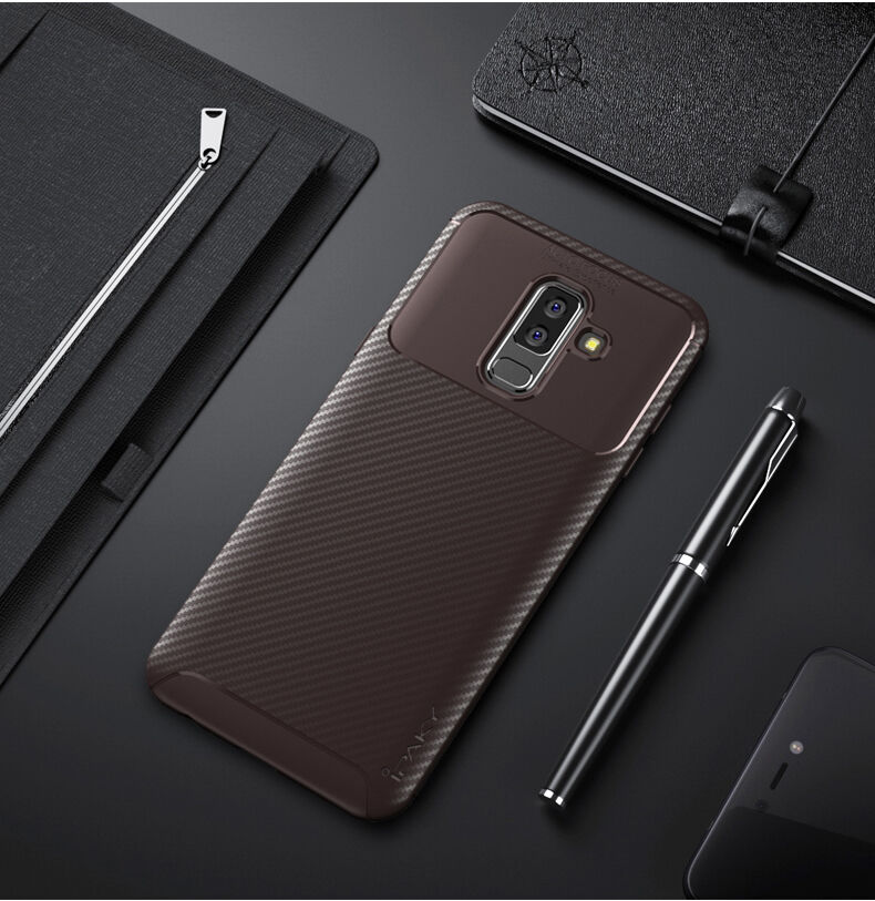 Ipaky műanyag tok karbon textúrával Samsung Galaxy A6 Plus (2018) - barna